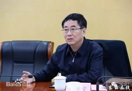 通報(bào)指出，張洪寶眼看著幾年前還不知名的個(gè)體老板搖身一變成為大企業(yè)家，心里既艷羨又發(fā)酸，滋生了“我為他們贏得了好的發(fā)展機(jī)遇，收些款物就權(quán)當(dāng)是對(duì)我這些年辛勤工作的一種補(bǔ)償”的念頭。于是他開(kāi)始熱衷于與身邊的企業(yè)老板拉拉扯扯、勾肩搭背，剛開(kāi)始只是幾頓飯、幾張卡，日積月累，越陷越深，不給錢(qián)不辦事，給了錢(qián)才辦事，在東麗人稱(chēng)