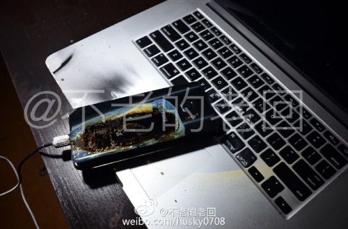 根據(jù)圖片來看，蘋果MacBook Pro筆記本觸控面板左邊部分被熏黑，而且該網(wǎng)友也提供了充電設(shè)備，就是三星Note 7原裝充電器。