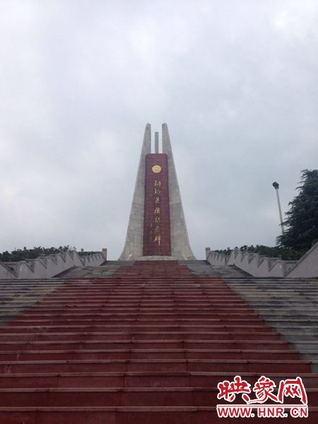 桐柏是革命老區(qū)，英雄紀(jì)念碑位于南端翠屏山上。