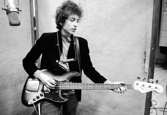 此處外事兒(微信ID：xjb-waishier)要替一個人心疼10秒鐘——自2009年以來連續(xù)八年被視為諾貝爾文學(xué)獎熱門人選的日本作家村上春樹。