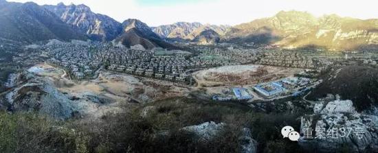 河北淶水“青青小鎮(zhèn)”1-6期全景圖，上百棟別墅組成的別墅群依山而建。部分山體被炸平，準備建起聯(lián)排雙拼別墅。    新京報記者 大路 攝