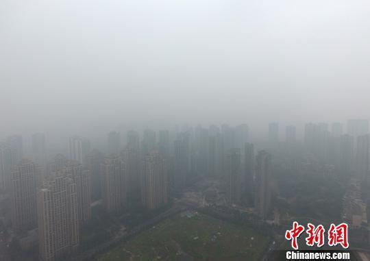  1月5日，重慶主城上空一片灰蒙蒙。