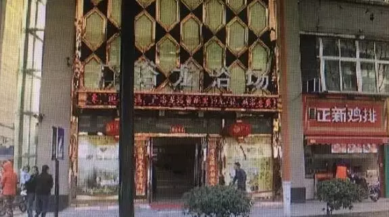 張阿姨說，附近柜臺一名工作人員，說什么也不讓她在這塊走廊哄孫女，幾句不和，雙方吵了起來。