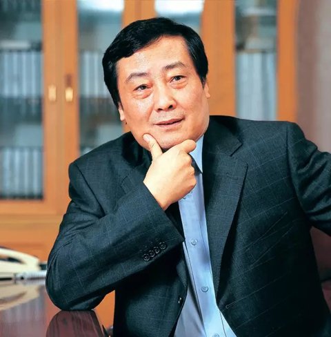 靠一瓶一瓶賣水發(fā)家的娃哈哈董事長(zhǎng)宗慶后曾接受《環(huán)球時(shí)報(bào)》采訪表示，企業(yè)家社會(huì)責(zé)任除了體現(xiàn)在為社會(huì)創(chuàng)造財(cái)富，解決更多就業(yè)，以及增加稅收貢獻(xiàn)，再者就是要把員工照顧好，讓員工在企業(yè)發(fā)展，收入生活水平提高。