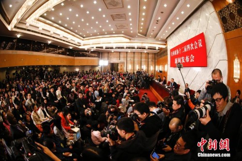 資料圖：2016年3月2日，全國(guó)政協(xié)十二屆四次會(huì)議新聞發(fā)布會(huì)在北京人民大會(huì)堂舉行，大會(huì)新聞發(fā)言人王國(guó)慶回答記者提問(wèn)。 中新社記者 杜洋 攝