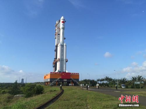 4月17日7時30分，承載著長征七號遙二運載火箭與天舟一號貨運飛船組合體的活動發(fā)射平臺，垂直轉(zhuǎn)運至發(fā)射區(qū)，標志著“天舟一號”飛行任務正式進入發(fā)射階段。閆寧 攝