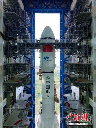 垂直轉(zhuǎn)運的順利完成，標志著“天舟一號”飛行任務正式進入發(fā)射階段。張文軍 攝