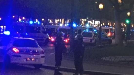 據(jù)英國廣播公司（BBC）消息，巴黎警方稱，巴黎中部發(fā)生槍擊事件，一名警察死亡，另一名受傷。