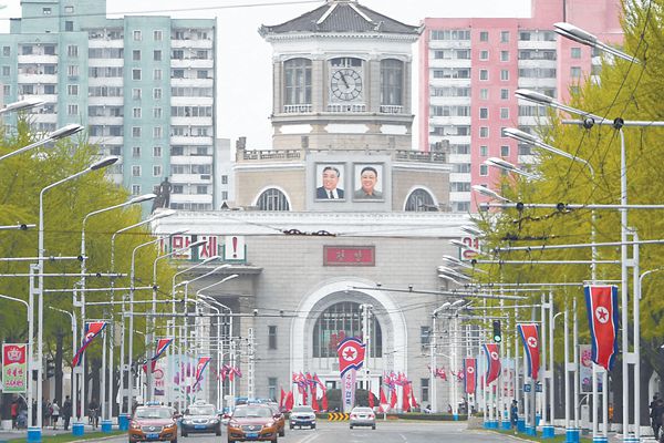 4月25日是朝鮮人民軍建軍85周年紀(jì)念日。圖為24日的平壤街頭。