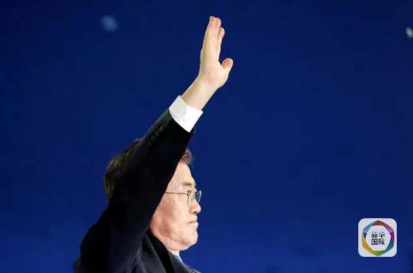 目前民調(diào)領(lǐng)先的共同民主黨候選人文在寅方面當(dāng)天上午表示，強(qiáng)行在星州部署“薩德”的做法“無視國民意愿和程序”，實(shí)際上切斷了下屆政府針對(duì)“薩德”相關(guān)政策的判斷余地。
