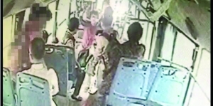 女司機(jī)路見不平一聲吼，小女孩方才脫身 視頻截圖