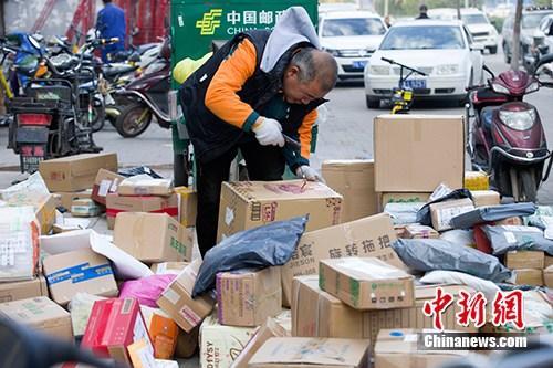 資料圖：11月2日，山西太原，物流工作人員正在分揀快遞。中新社記者 張云 攝