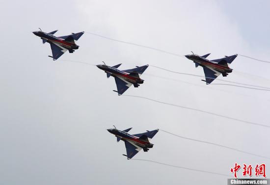 資料圖：殲-10表演機。<a target='_blank'  _fcksavedurl='http://www.chinanews.com/' _fcksavedurl='http://www.chinanews.com/'>中新社</a>發(fā) 申進科 攝