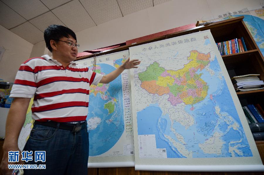 6月23日，湖南地圖出版社總編輯雷宜遜在介紹豎版《中華人民共和國地圖》。