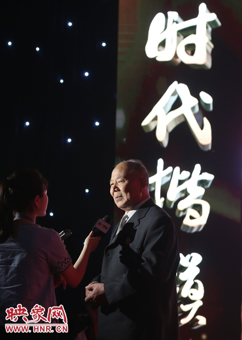 河南鄧州“編外雷鋒團”團長宋清梅，在“時代楷?！卑l(fā)布廳接受中央媒體現(xiàn)場采訪。
