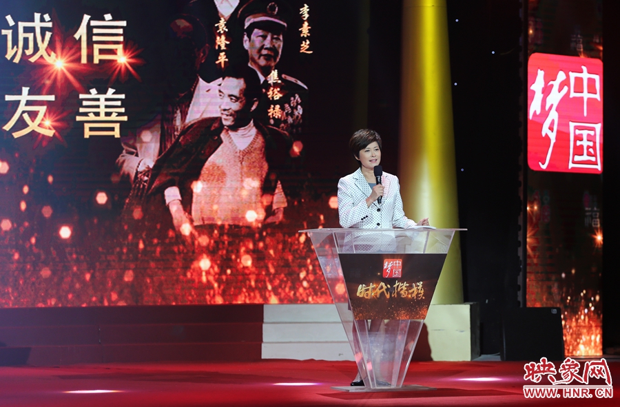 中央電視臺“時代楷?！卑l(fā)布廳，發(fā)布人敬一丹介紹“編外雷鋒團”。