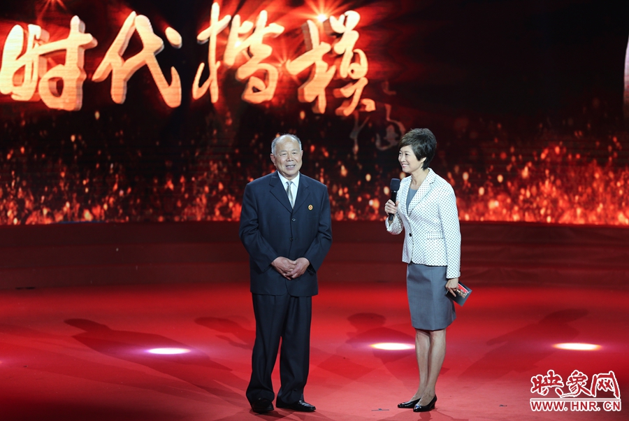 河南鄧州“編外雷鋒團”團長，在“時代楷模”發(fā)布廳接受敬一丹訪問。