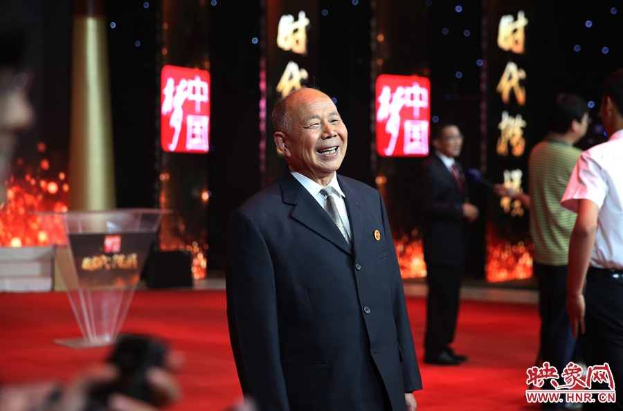 河南鄧州“編外雷鋒團”被中宣部授予“時代楷?！睒s譽稱號，團長宋清梅非常激動和高興。