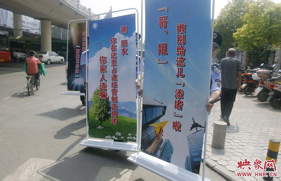 “哥、姐，嫩（你們）別給這兒添堵啦。”