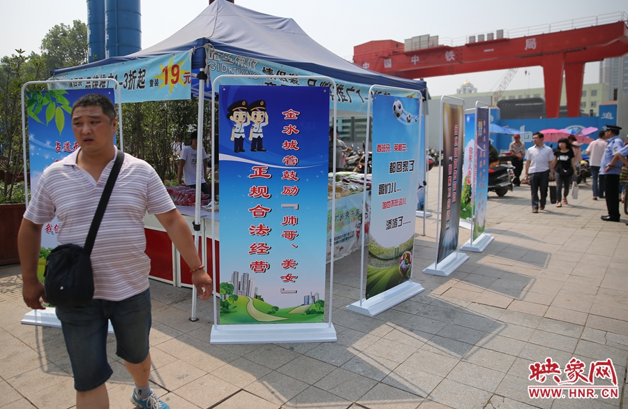 攤位被“圍觀”后，沒有一單生意，過往市民叫好。