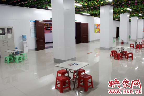 為了給市民納涼避暑創(chuàng)造舒適的環(huán)境，今年鄭州市人防辦加大了投入，對(duì)納涼點(diǎn)進(jìn)行了升級(jí)改造
