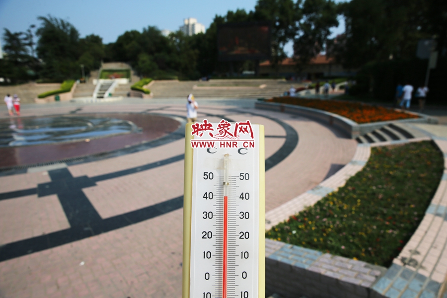 7月8日下午，紫荊山公園氣溫為39度（溫度計(jì)懸空測(cè)量），相比人防納涼處高14度。