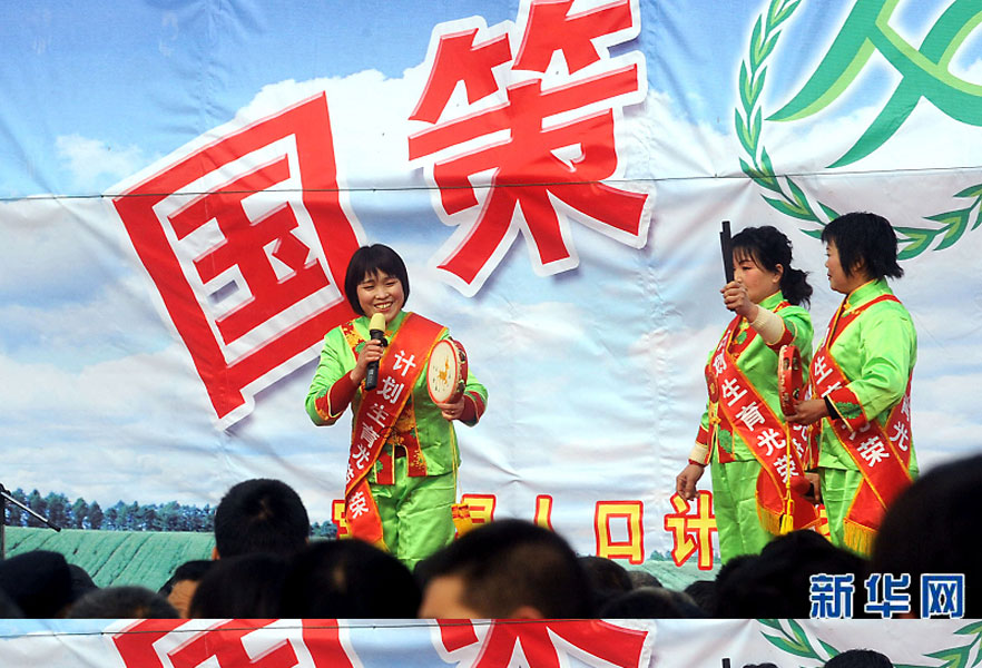 說唱演員在河南省寶豐縣街頭宣傳計劃生育政策（2008年2月19日攝）。