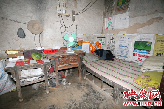 老人的居住條件十分簡陋。