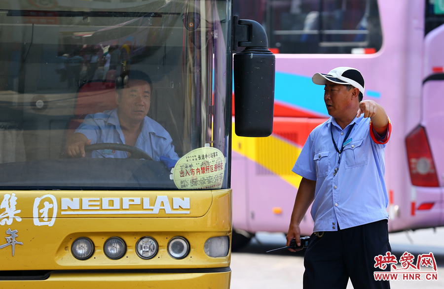 車場(chǎng)內(nèi)眾多汽車發(fā)動(dòng)機(jī)的噪音，使得調(diào)度員和司機(jī)交流都需要加大音量