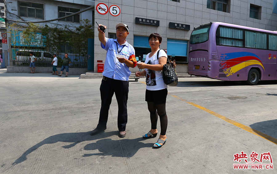 調(diào)度員不僅要保證車輛安全通暢，還肩負(fù)著疏導(dǎo)旅客的工作