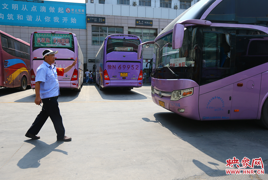 龐大的長(zhǎng)途客車，在調(diào)度員的指揮下井井有條