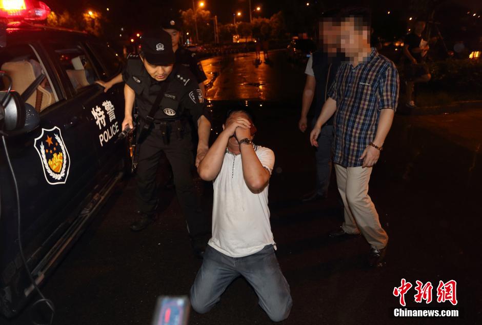 7月24日晚,南京警方將查獲的酒后駕駛車輛的男子控制后,該男子的同伴跪地求情。