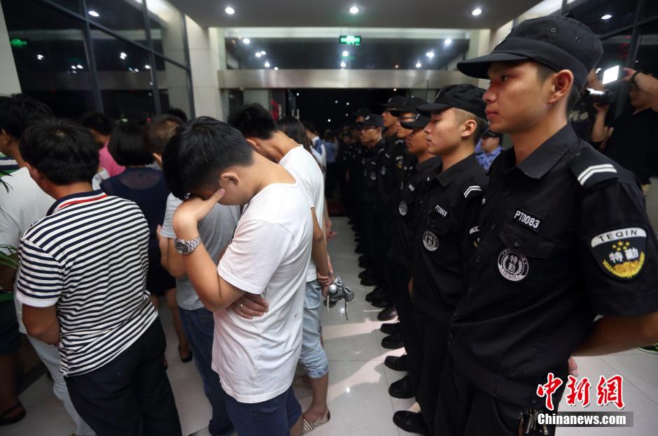 7月24日晚,南京警方將抓獲的以福建、江西、河南、湖北、黑龍江等多個(gè)外省市的涉及傳銷人員集中帶回。
