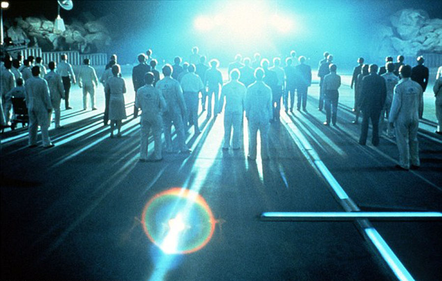 攝影師拍攝到的圖片看上去像科幻電影《第三類(lèi)接觸》中外星人登陸地球的畫(huà)面。