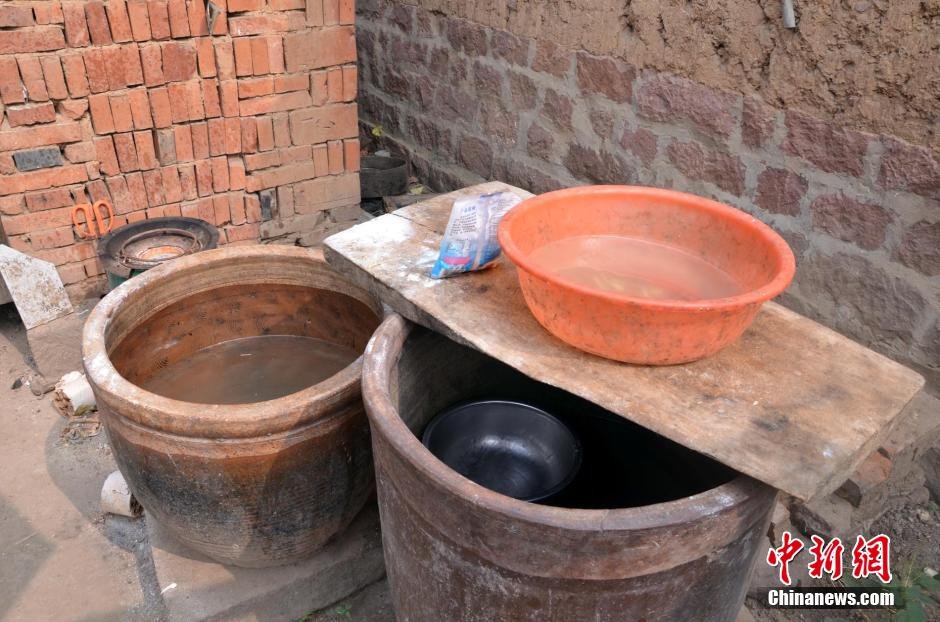 每天排隊取水，廢水循環(huán)使用已成為該村老少的生活習(xí)慣。