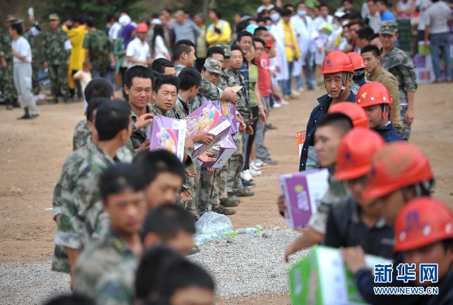 8月5日，在魯?shù)榭h龍頭山鎮(zhèn)，當(dāng)?shù)孛癖D(zhuǎn)運(yùn)從直升機(jī)上卸載的救災(zāi)物資。