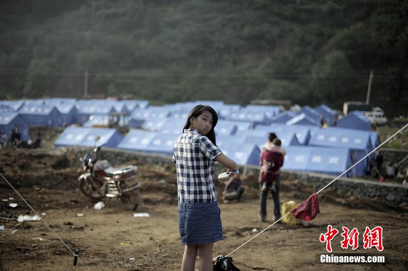 云南昭通龍頭山鎮(zhèn)受災(zāi)群眾安置點，上千災(zāi)民被安置在此，開始新的生活。