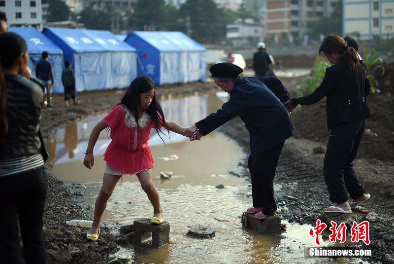 2014年8月6日，云南魯?shù)辇堫^山災(zāi)區(qū)，民眾暫居帳篷。
