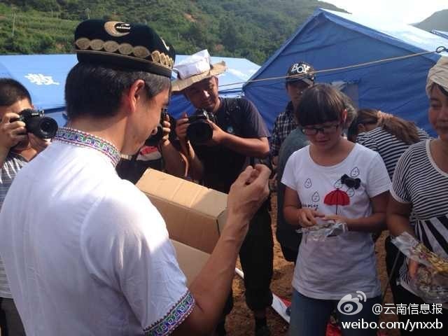 “切糕王子”阿迪力帶著重達(dá)5噸、價(jià)值50萬元的切糕于7日下午抵達(dá)魯?shù)榈卣鹫鹬旋堫^山鎮(zhèn)。