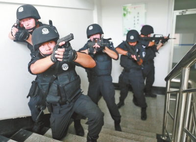 進入樓道后，特警開始地毯式搜索。
