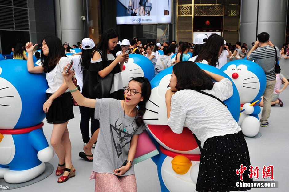 圖為成都民眾與哆啦A夢合影留念。