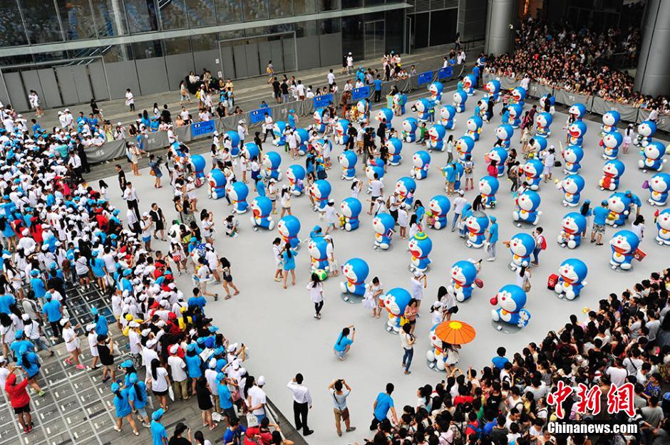 圖為成都民眾狂熱追捧哆啦A夢。
