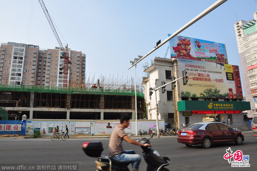 營業(yè)網(wǎng)點周圍也都在開發(fā)建設(shè),唯有這座三層小樓極為扎眼。
