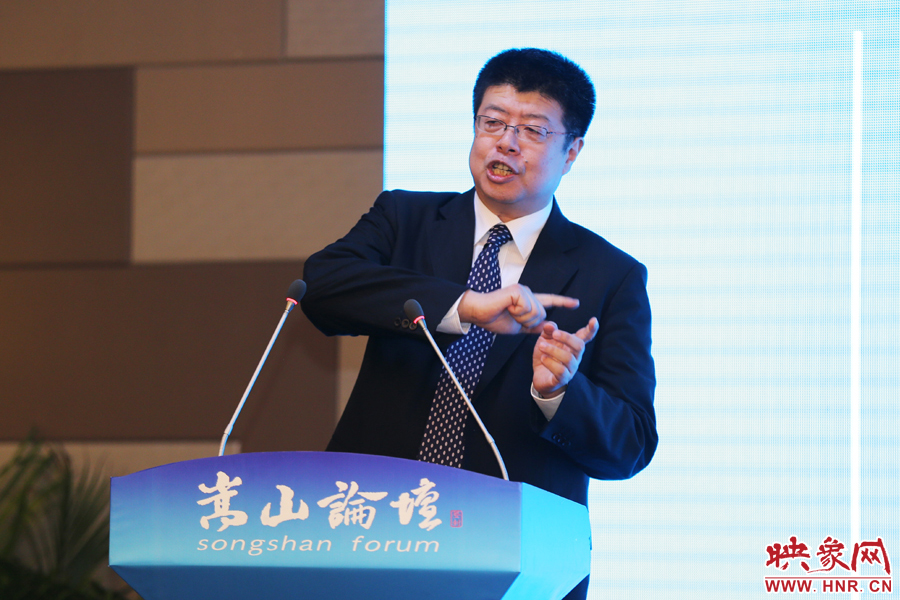 北京大學(xué)文化資源研究中心主任張頤武演講。