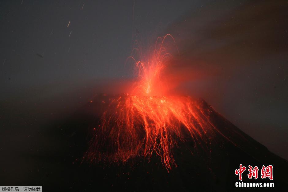 當(dāng)?shù)貢r(shí)間8月24日，厄瓜多爾通古拉瓦火山噴發(fā)，熔巖噴出宛如末世。