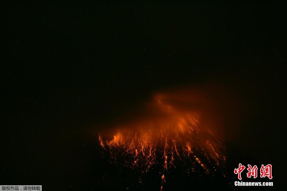 當(dāng)?shù)貢r(shí)間8月24日，厄瓜多爾通古拉瓦火山噴發(fā)，熔巖噴出宛如末世。