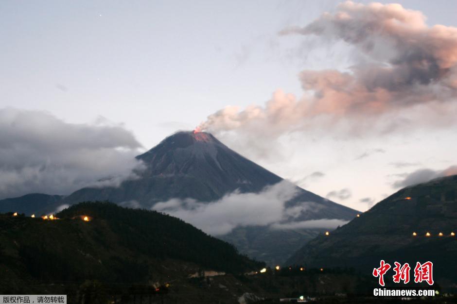 當(dāng)?shù)貢r(shí)間8月24日，厄瓜多爾通古拉瓦火山噴發(fā)，熔巖噴出宛如末世。