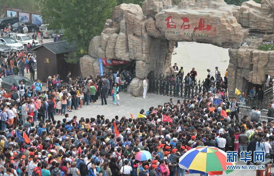  9月21日，大批游客在河北淶源白石山景區(qū)入口處排隊等候進入。