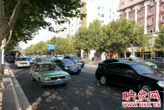 “無(wú)車(chē)日”仍有許多私家車(chē)主選擇開(kāi)車(chē)上路。
