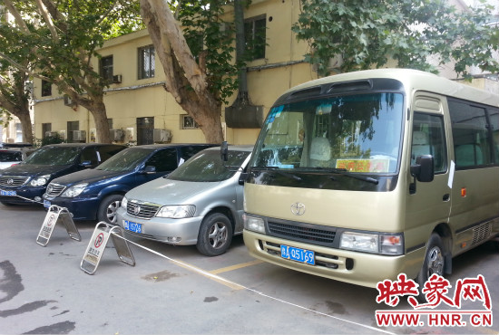 管城區(qū)委院內(nèi)已經(jīng)被封存公車(chē)在停車(chē)場(chǎng)停放。